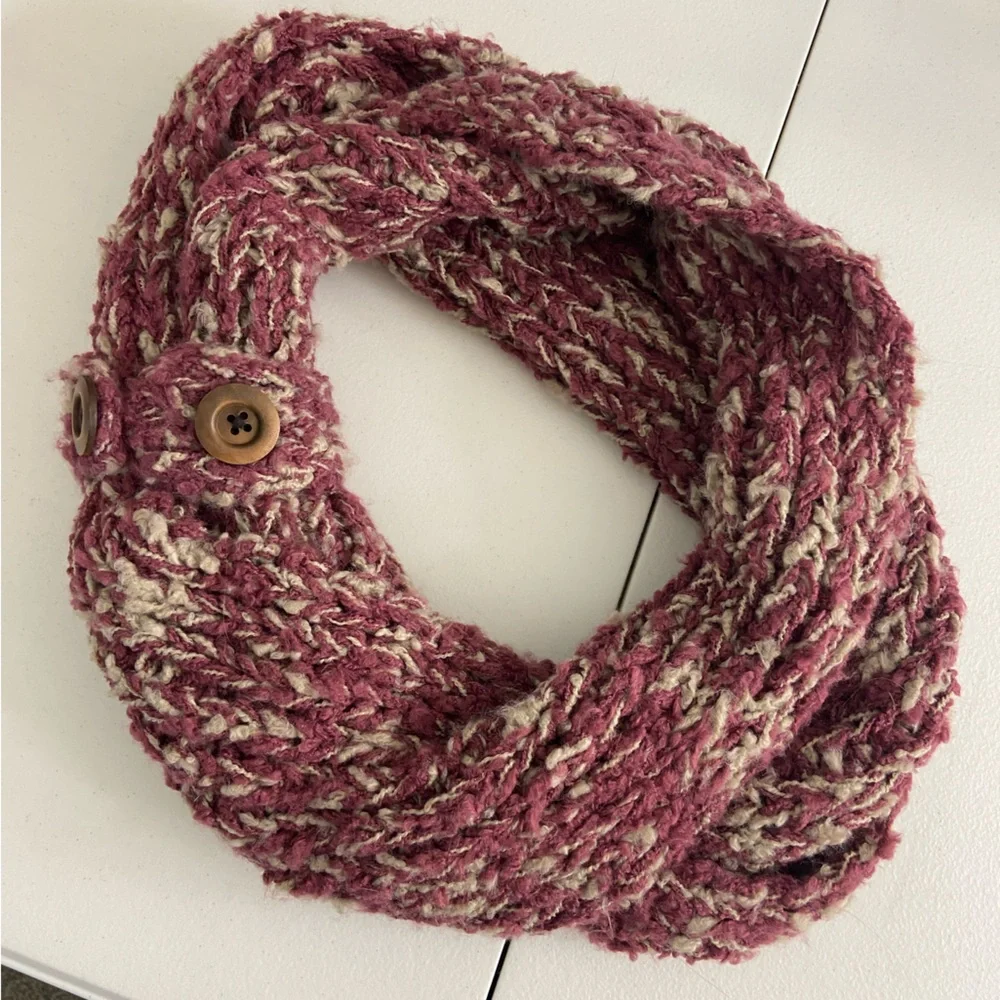 EUC women’s burgundy cream double loop infinity thick knit plush scarf buttoned‎